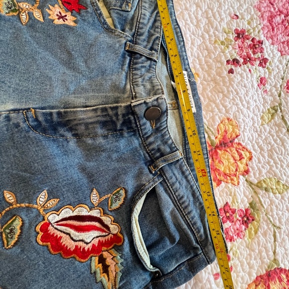 Alice + Olivia Denim with Floral Embroidered Accents Jeans - Picture 7 of 16